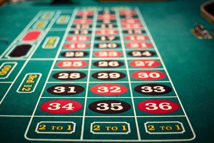 বরিশালের মোবাইল ব্যবহারকারী বাংলা গাইড পড়ছেন